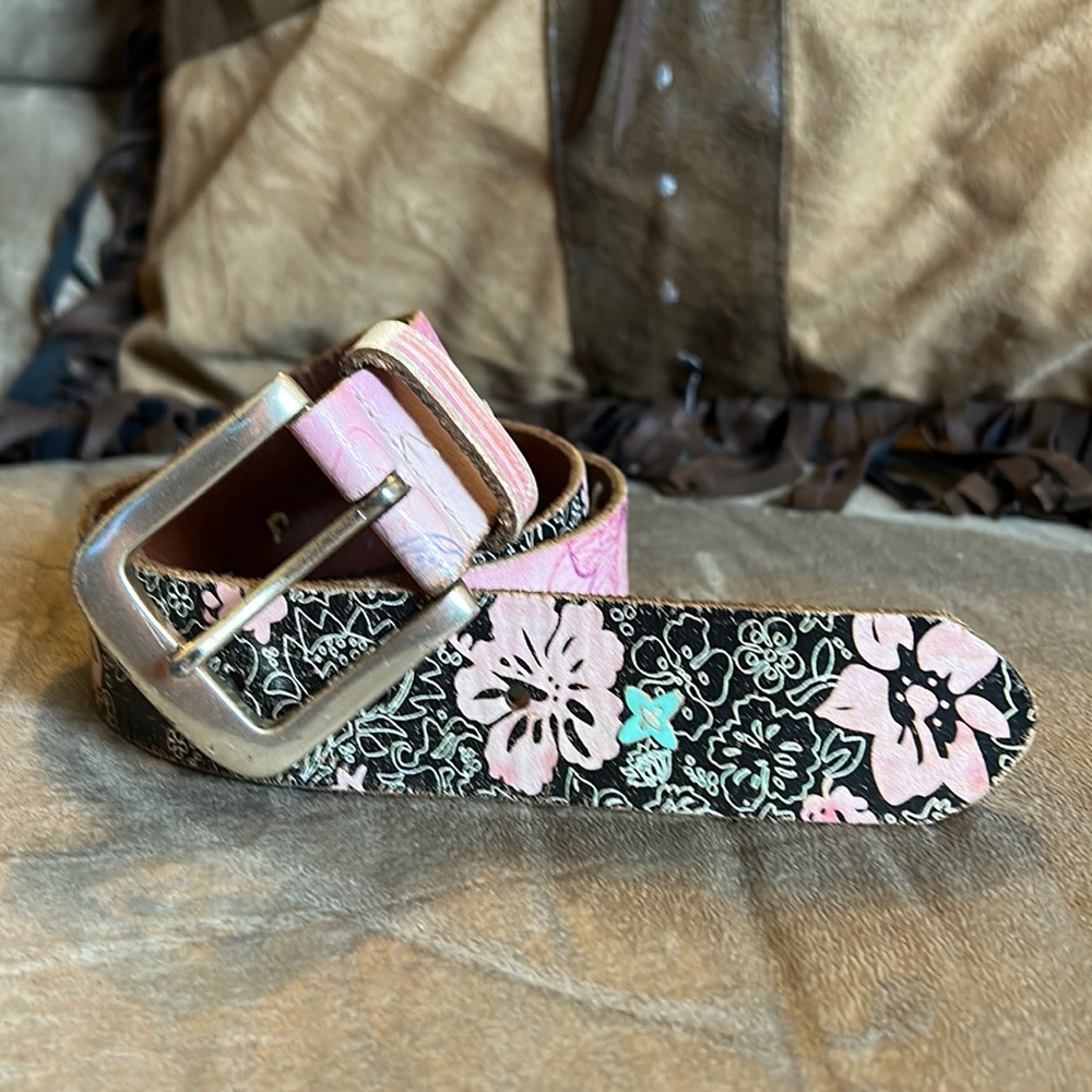 Fossil leather belt. Hawaiian print. Size medium.